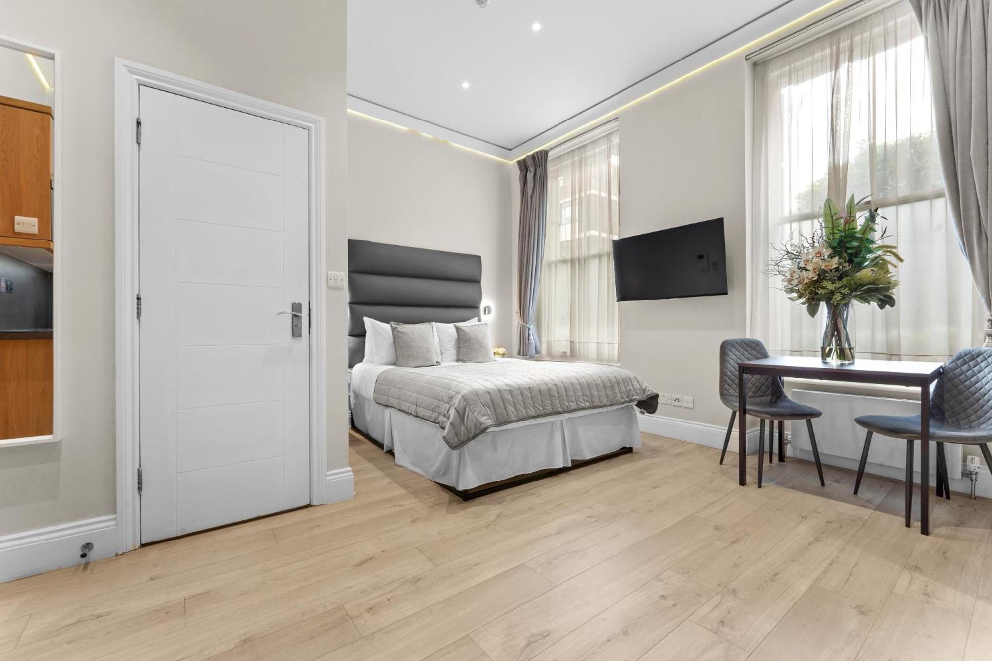 Cleveland Residences Russell Square Apartament